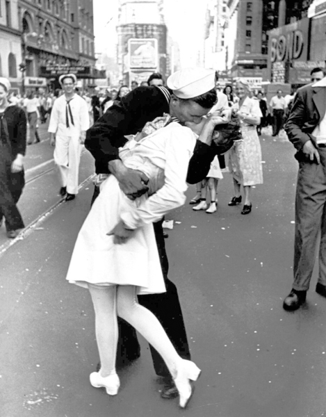 THE KISS VJ DAY